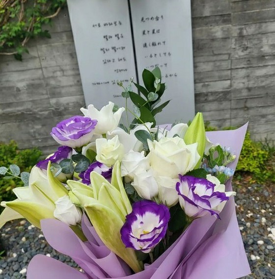 Kim JAEJUNG berduka atas mendiang Park Yong Ha, 12 tahun setelah perpisahannya yang menyedihkan ... Mengunjungi kuburan lagi tahun ini