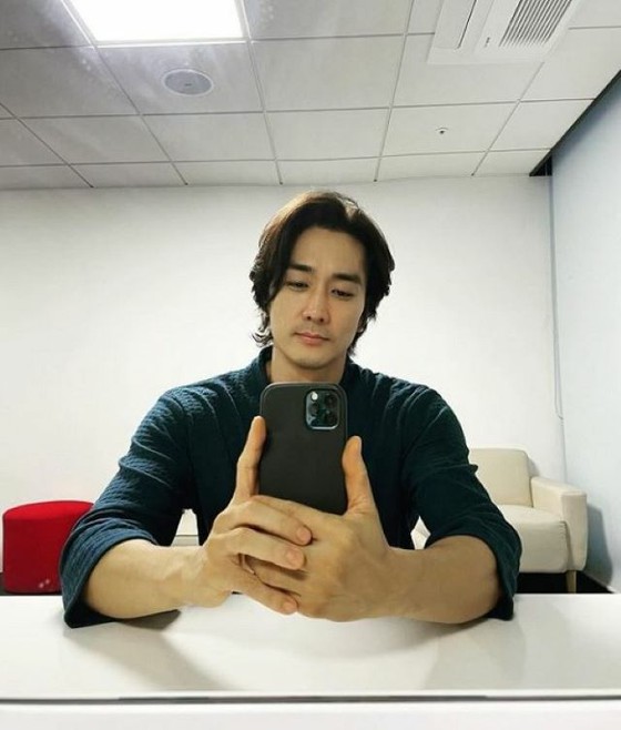 Aktor Song Seung Heon, yang telah memasuki usia akhir 40-an, masih tampan ... bahkan selfie biasa pun mempesona