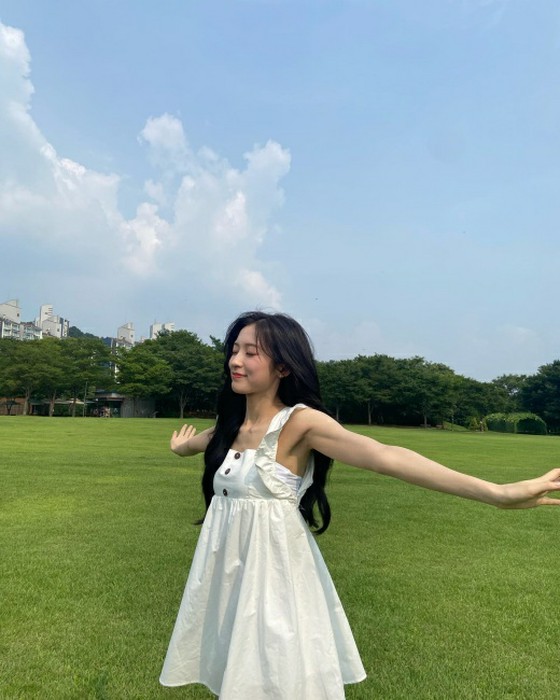 "OH MY GIRL" Arin, sedikit terlalu pendek? … Berdebar dalam gaun mini super