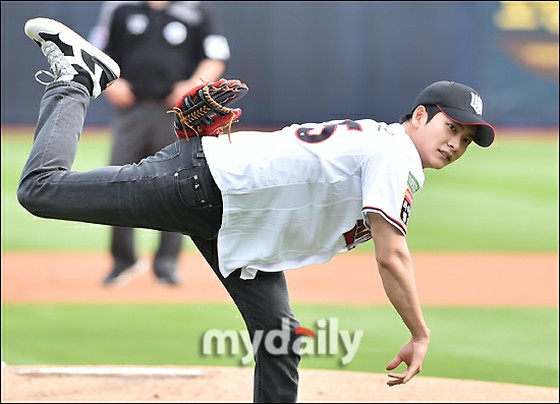 [Foto] Aktor Kang Tae Oh, bukannya pengacara Woo Young Woo, "Saya datang ke Upacara Pembukaan dengan seekor ikan paus!"