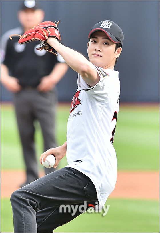 [Foto] Aktor Kang Tae Oh, bukannya pengacara Woo Young Woo, "Saya datang ke Upacara Pembukaan dengan seekor ikan paus!"