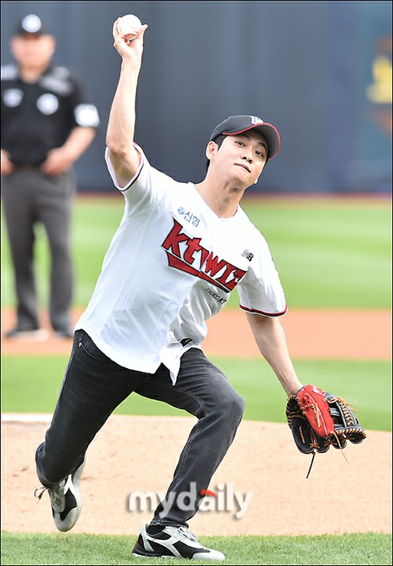 [Foto] Aktor Kang Tae Oh, bukannya pengacara Woo Young Woo, "Saya datang ke Upacara Pembukaan dengan seekor ikan paus!"