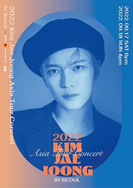 Kim Jaejung mengenakan baret, mengungkap poster untuk konser tur Asia di Seoul