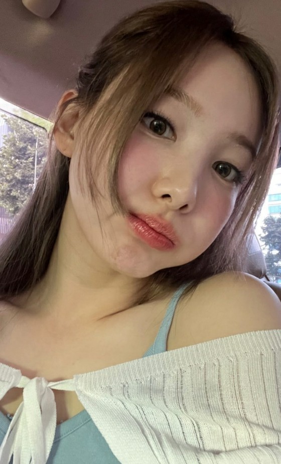 NAYEON (TWICE), pipinya montok banget... pinggang ramping dengan celah