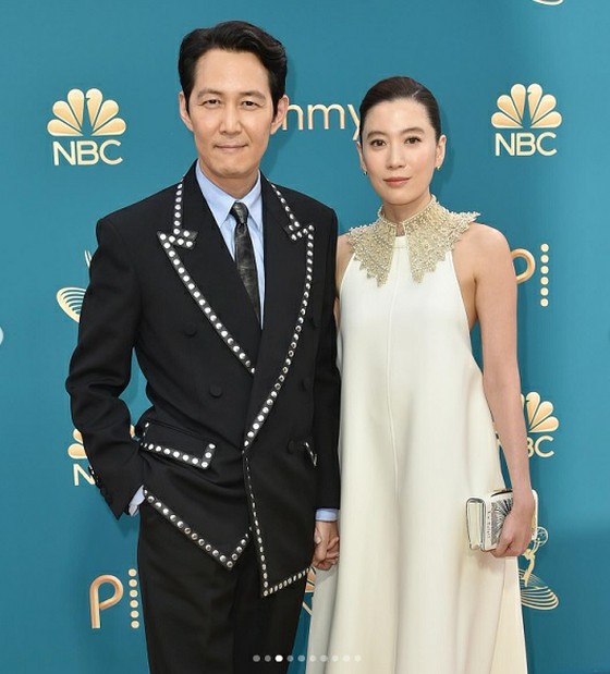 Aktor Lee Jung Jae muncul di karpet merah berpegangan tangan dengan kekasihnya = US "Emmy Awards"