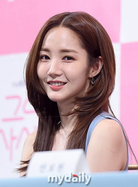 [Teks lengkap] Sisi aktris Park Min Young, "Konfirmasi tertunda karena serial TV sedang syuting" dalam laporan cinta panas dengan seorang pria kaya yang 4 tahun lebih tua.