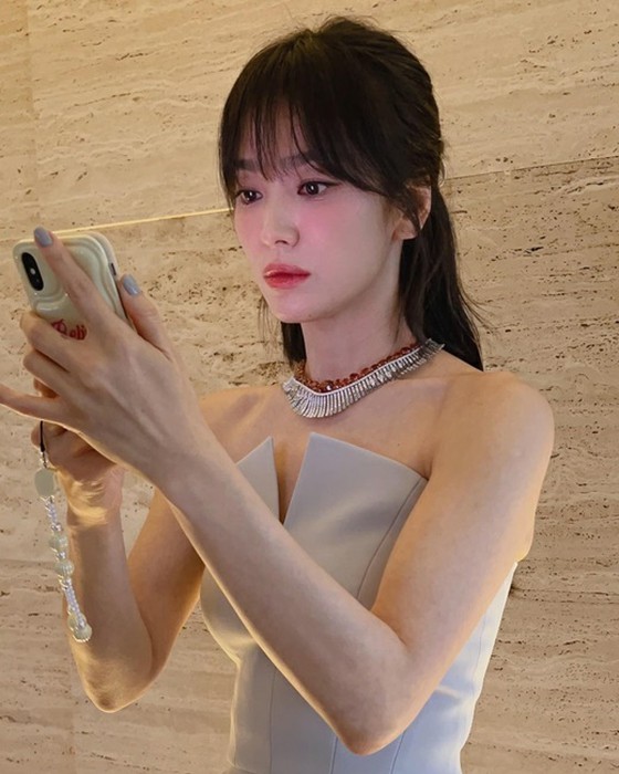 Aktris Song Hye Kyo, mengenakan gaun yang memperlihatkan tulang selangkanya... seperti seorang putri