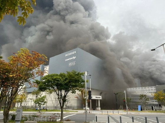 Bagian "outlet fire" Hyundai department store mengungkapkan bahwa itu menekan keluarga yang ditinggalkan untuk menyelesaikan di luar pengadilan = Korea Selatan