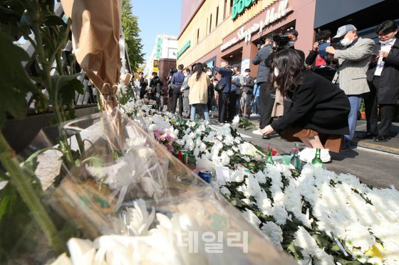 <Kecelakaan Itaewon> Keluarga berduka yang kehilangan keluarga mereka di tenggelamnya feri Sewol mengunjungi lokasi kecelakaan "Sebagai seorang ayah yang kehilangan anak dengan cara yang sama..."