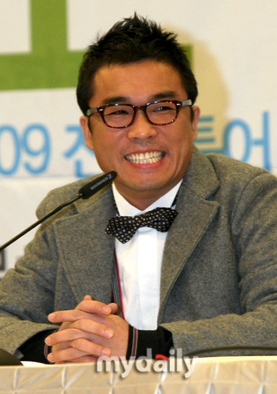 Penyanyi Kim Gun Mo membereskan tuduhan pelecehan seksual