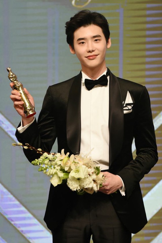 Aktor Lee Jung Suk, akankah dia menjadi aktor pria pertama yang memenangkan MBC Drama Awards dua kali? Performa antusias dalam "Big Mouth" menghasilkan rating penonton yang tinggi