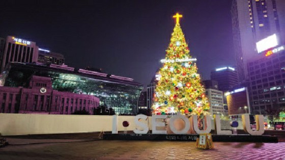`` Ruang sipil '' `` Salib '' di pohon Natal di alun-alun Seoul … kontroversial untuk `` kesesuaian '' simbol agama tertentu = Korea Selatan