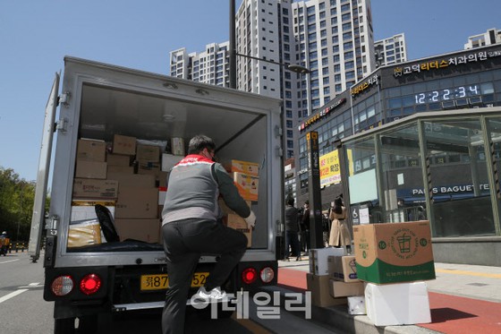 ``10.000 won sebulan'' meminta biaya lift untuk pekerja pengiriman... Perubahan kebijakan setelah protes warga = Kota Sejong, Korea Selatan