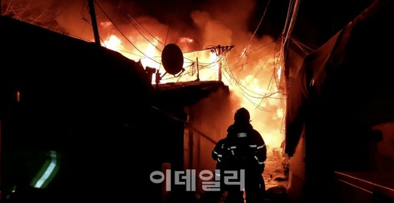 Kebakaran di desa Kowloon di Gangnam Ward, diturunkan ke tingkat respons 1 ... 500 orang dievakuasi, 62 korban = Korea Selatan
