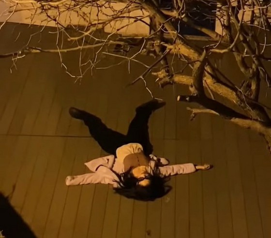 Aktris Han Seo Hee terbaring di pinggir jalan di hari yang dingin ini... ``Aku tidak akan pernah minum lagi''