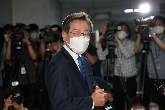 Rapat umum di pusat kota Seoul: ``Lee Jae-myung menolak surat perintah penangkapan untuk pemimpin Partai Demokrat'' = Korea Selatan