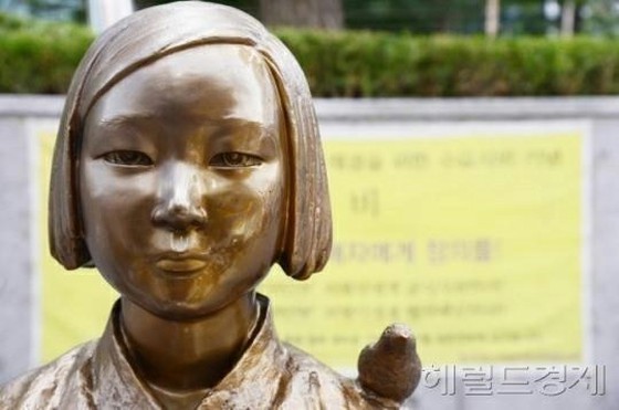 <Komentar W> Di tengah upaya untuk memperbaiki hubungan antara Jepang dan Korea Selatan, isu pemasangan patung wanita penghibur masih belum terselesaikan.