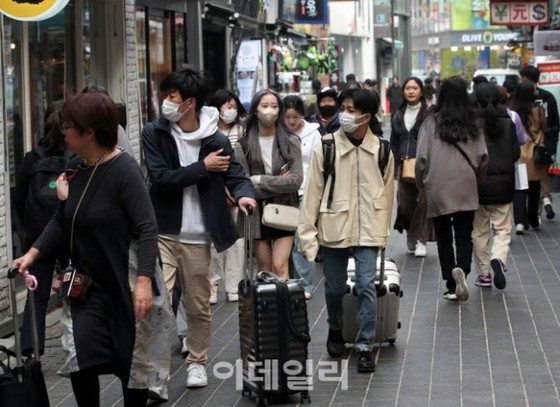 <W commentary> Apakah "K-beauty" yang akan mengarah pada kebangkitan tempat wisata terkenal Korea "Myeong-dong"?