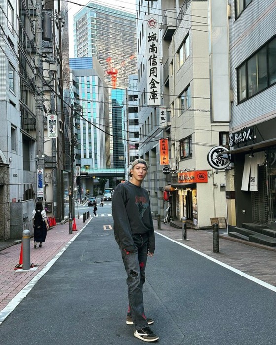 "CNBLUE" John Yong Hwa, sosok santai menikmati kota Yokohama... HONG-KI (FTISLAND) juga "suka"