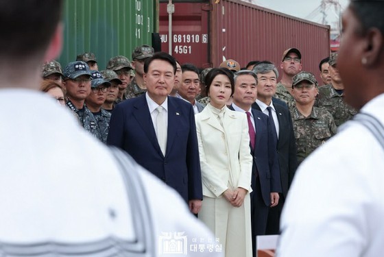 Ibu Negara Korea Selatan Bertemu Tentara Wanita AS dan Korea Selatan