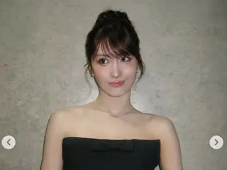 Momo "TWICE", garis décolleté yang indah... gaun off-shoulder dengan pinggang ramping