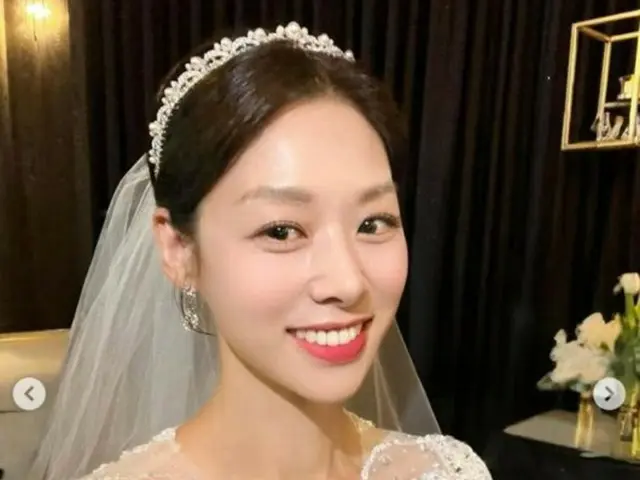 女優チャン・シニョンが再びウエディングドレスを着て、話題となっている。