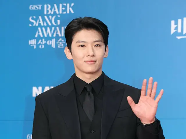 YouTuber populer DEX bergabung dengan para pemain film produksi bersama Jepang-Korea "Ghost House" sebagai pemeran utama... Akankah ia mampu mengatasi kontroversi atas kemampuan aktingnya?