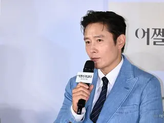 Lee Byung-hun dari film "Hadakara" menerima Penghargaan Prestasi Khusus di Festival Film Internasional Toronto...Sutradara Park Chan-wook menerima penghargaan tersebut