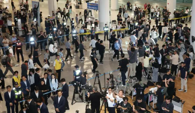 仁川国際空港第2旅客ターミナルに到着した韓国人労働者ら （写真＝共同取材）