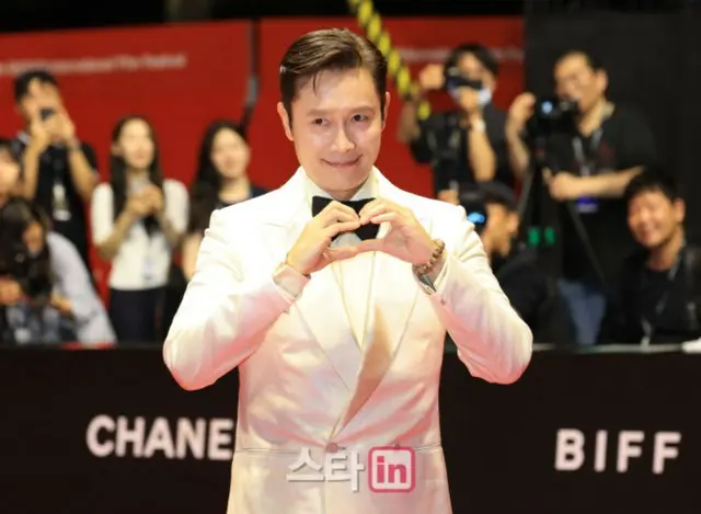 「BLACKPINK」のLISA、「第30回釜山国際映画祭（BIFF）」レッドカーペットで破格ドレスファッション …司会は俳優イ・ビョンホン3