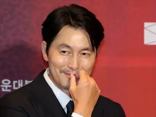 Jung Woo Sung yang lebih ramping muncul di Busan Film Awards dengan tatapan tegas... Setahun setelah skandal anak haramnya