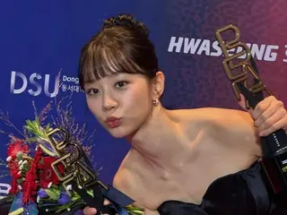 Hyeri (Girl's Day) memenangkan penghargaan Aktris Baru Terbaik di Busan Film Awards, yang diberi ucapan selamat oleh rekannya Mina dan aktor Han Jimin... "Orang paling bahagia di dunia"