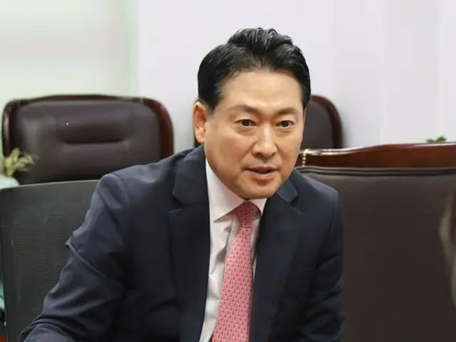 Jang Dong-hyuk, perwakilan dari People's Power, mengatakan, "Jeong Cheong-rae menganggap dirinya sebagai bawahan Lee Jae-myung dan Kim Oh-jun...Hentikan kediktatoran ini" (Korea Selatan)