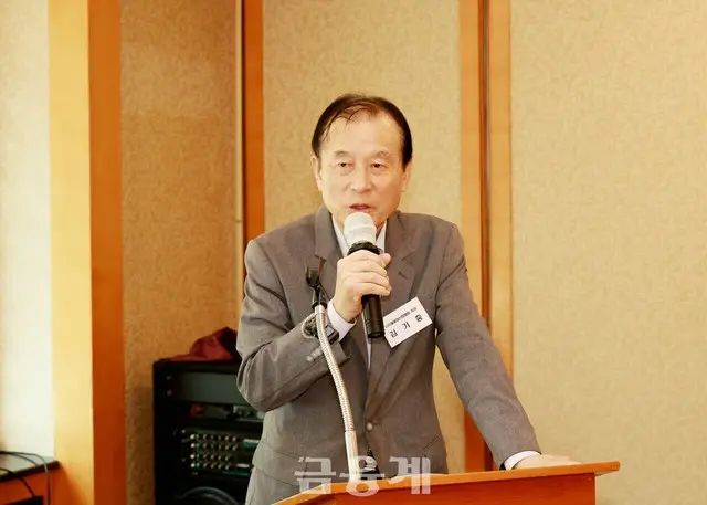 社団法人デジタル融合産業協会のキム・ギフン会長がソウル市汝矣島で開かれたトークン証券（STO）とステーブルコイン法案導入の争点改善課題と関連した主題で開かれた討論会であいさつをしている。（写真：金融界提供）