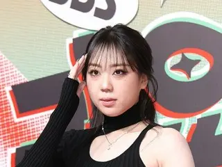Penyanyi LEE YOUNG JI, yang menjadi sorotan karena kolaborasinya dengan Hoshino Gen, terkejut dengan pembaruan KakaoTalk, dengan mengatakan, "Ah, saya jelek."