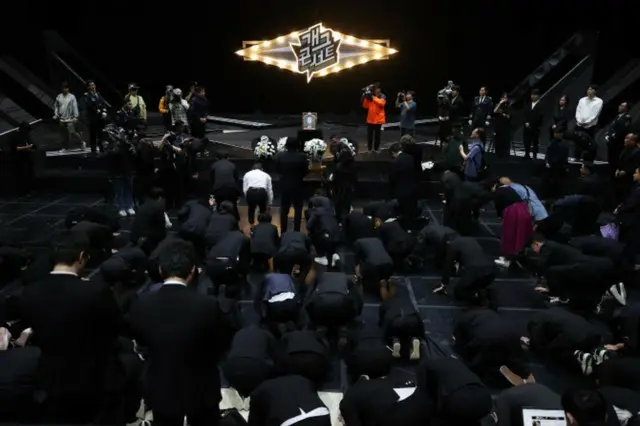 “お笑い界の大御所”チョン・ユソンさんが最後に「ギャグコンサート」のステージに上がり、多くの後輩の見送りを受けた。