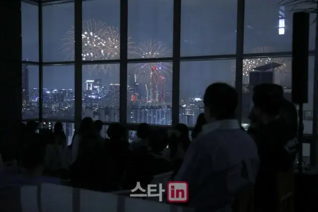 HYBE、社内イベントにパン・シヒョク議長がサプライズ登場…龍山区の社屋で「ソウル世界花火祭り」をスタッフらと楽しむ