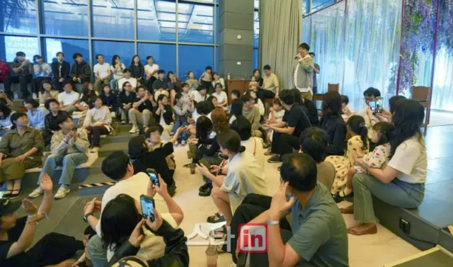 HYBE、社内イベントにパン・シヒョク議長がサプライズ登場…龍山区の社屋で「ソウル世界花火祭り」をスタッフらと楽しむ