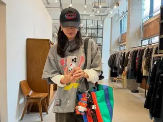 Aktris Son Ye Jin keluar dengan mengenakan merchandise dari film "Helpless"... Dia tampak segar seperti mahasiswa