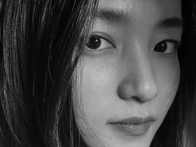 Kecantikan aktris Kim TaeRi muncul dari monokrom... seperti adegan dari film klasik