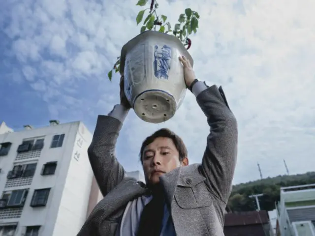 Film "It Can't Be Helped" yang dibintangi Lee Byung-hun dan Son Ye-jin, menduduki puncak box office selama sembilan hari berturut-turut... Lebih dari 1,39 juta penonton berkat ulasan dari mulut ke mulut