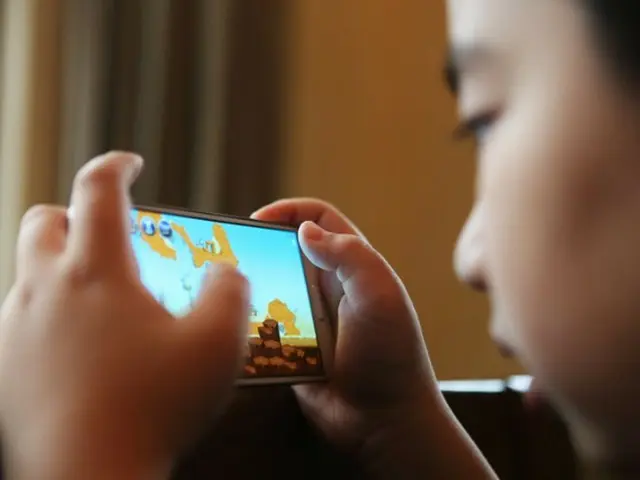 Tiga hingga empat dari sepuluh anak-anak dan remaja berisiko kecanduan ponsel pintar di Korea Selatan