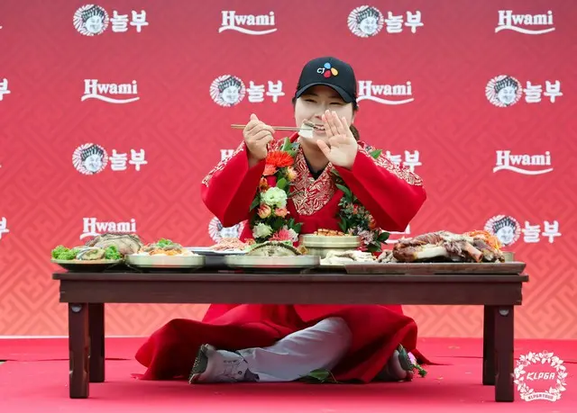 優勝セレモニーでチャンピオンのごちそうを試食しているホン・ジョンミン（写真：KLPGA）