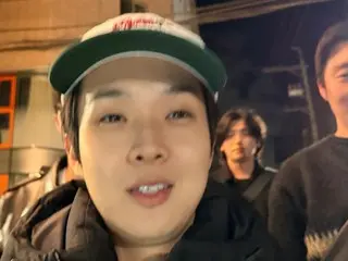 V BTS berkumpul dengan "Keluarga Wooga" yang terdiri dari Park Seo Jun, Choi Woo-shik, dan Park Hyung Sik... Sungguh mengharukan melihat betapa dekatnya para sahabat ini.