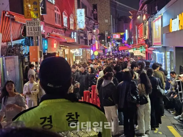 10万人の人波が押し寄せた「ハロウィン弘大」…梨泰院は比較的閑散＝韓国