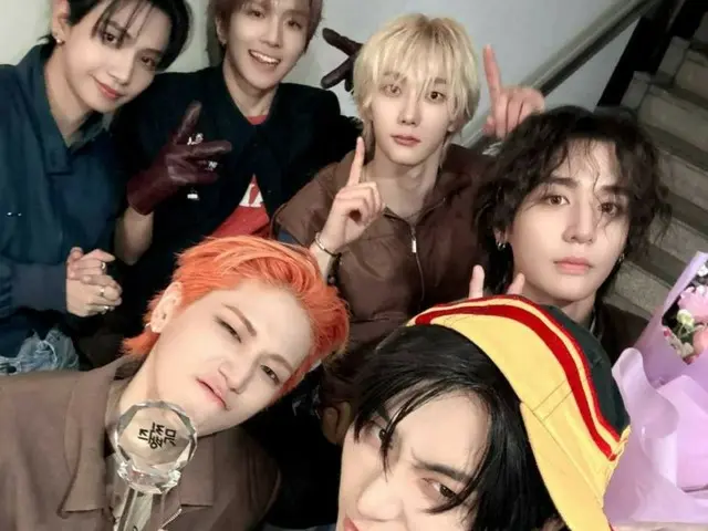 "BOYNEXTDOOR" sedang dalam perjalanan menuju kesuksesan... Memuncaki "Music Bank" dan memenangkan dua acara musik