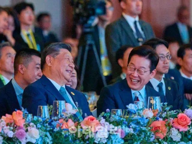 Apa yang dikatakan Presiden Lee ketika menerima hadiah ponsel pintar Xiaomi? ... Presiden Xi Jinping tertawa terbahak-bahak = Media Korea Selatan