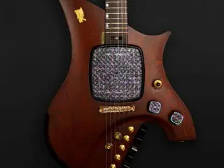 Presiden Lee memberikan Perdana Menteri Singapura Wong, seorang penggemar gitar, sebuah gitar berhias pernis Niraden