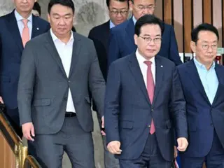 Partai oposisi terbesar Korea Selatan, Partai Kekuatan Rakyat, mengkritik desakan partai berkuasa untuk undang-undang penangguhan persidangan... "Lanjutkan persidangan Presiden Lee."