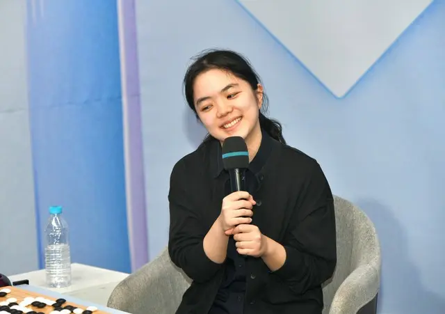 仲邑菫四段が優勝インタビューを受けている（写真：韓国棋院）